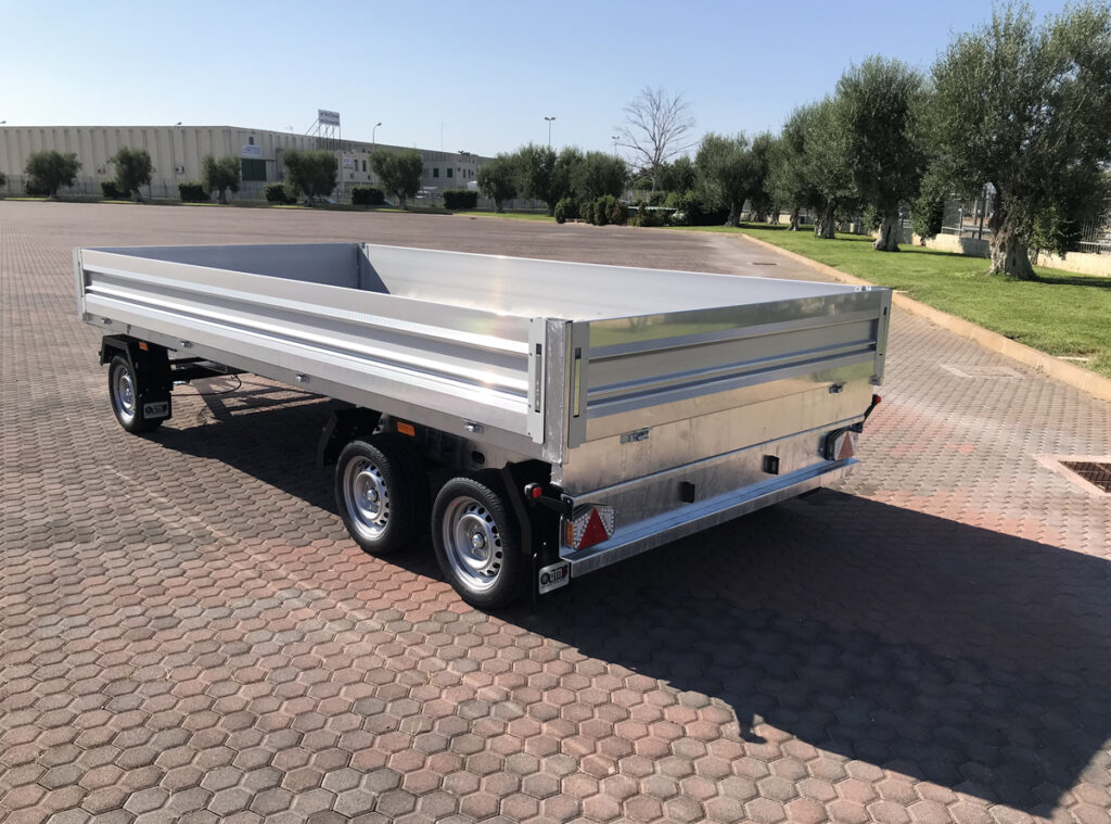 On road trailer with fifth wheel coupling